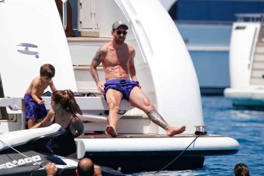 L&#39;attaccante del Barcellona si rilassa sullo yacht con moglie e figli